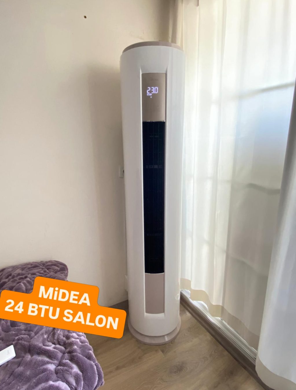 Salona kurulmuş Midea 24.000 BTU salon tipi klima
